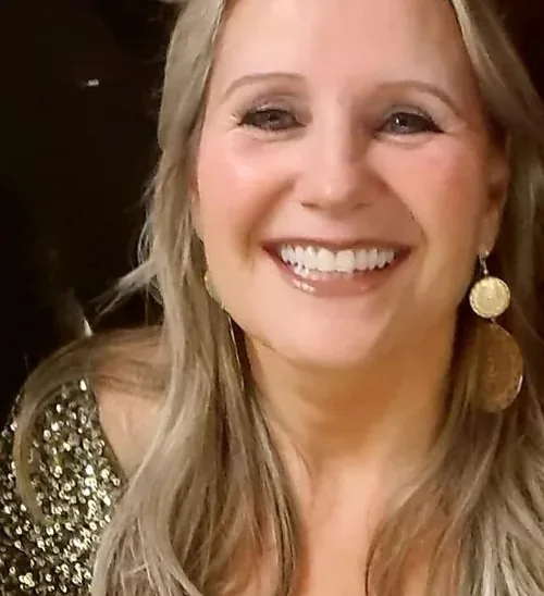Nathalie lachend tijdens een avond uit