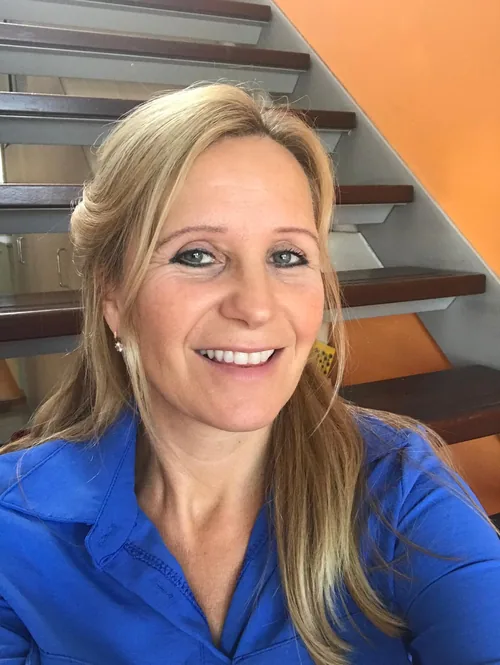 Nathalie Bosters, lachend in een blauwe blouse