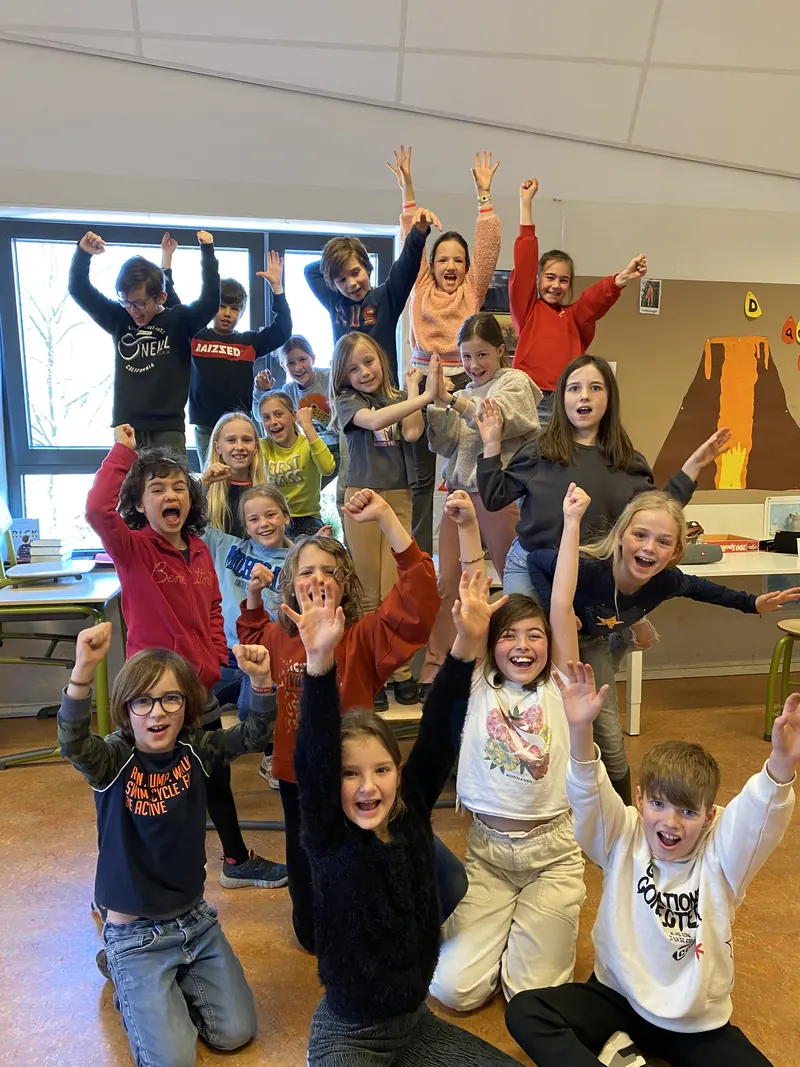 Grote groepsfoto van deelnemers aan een workshop